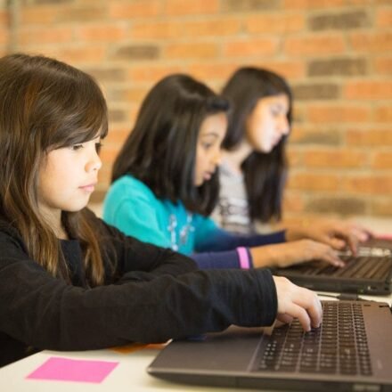 Making Money Through Ad Watching in Pakistan